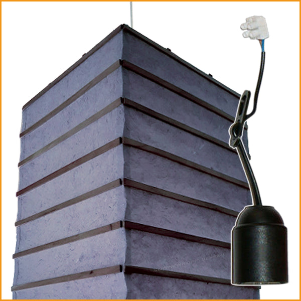 Blaue Papierlampe mit einfacher Fassung und Kabel